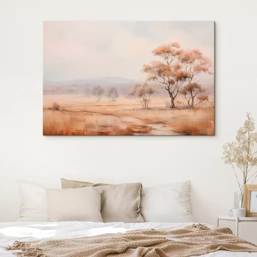 carta da parati Un campo con erba arancione e alcuni alberi con foglie arancioni, montagne sullo sfondo con un cielo nuvoloso nr. s44927