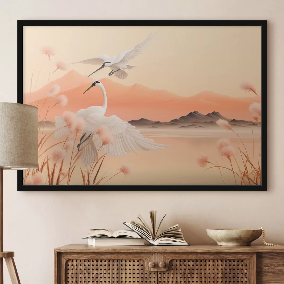 Poster Gru bianche con canne rosa in primo piano, montagne e lago sullo sfondo, luce arancione soffusa f44925