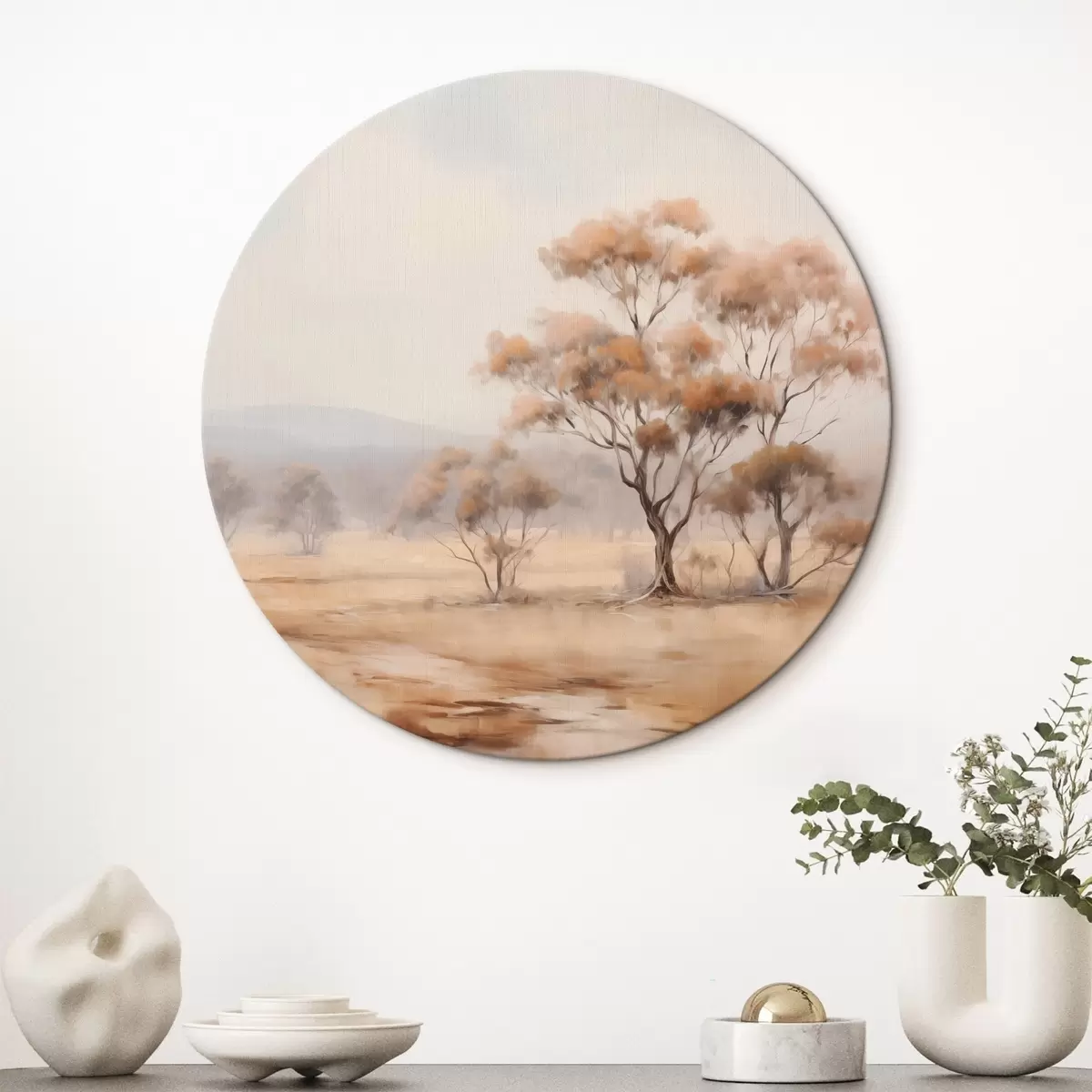 Quadri rotondi Un campo con erba arancione e alcuni alberi con foglie arancioni, montagne sullo sfondo con un cielo nuvoloso r44927