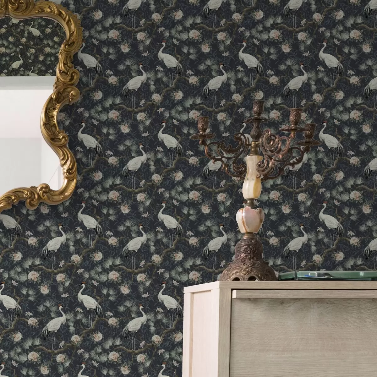 Carta da parati Gru tra pini e peonie su sfondo scuro a00241