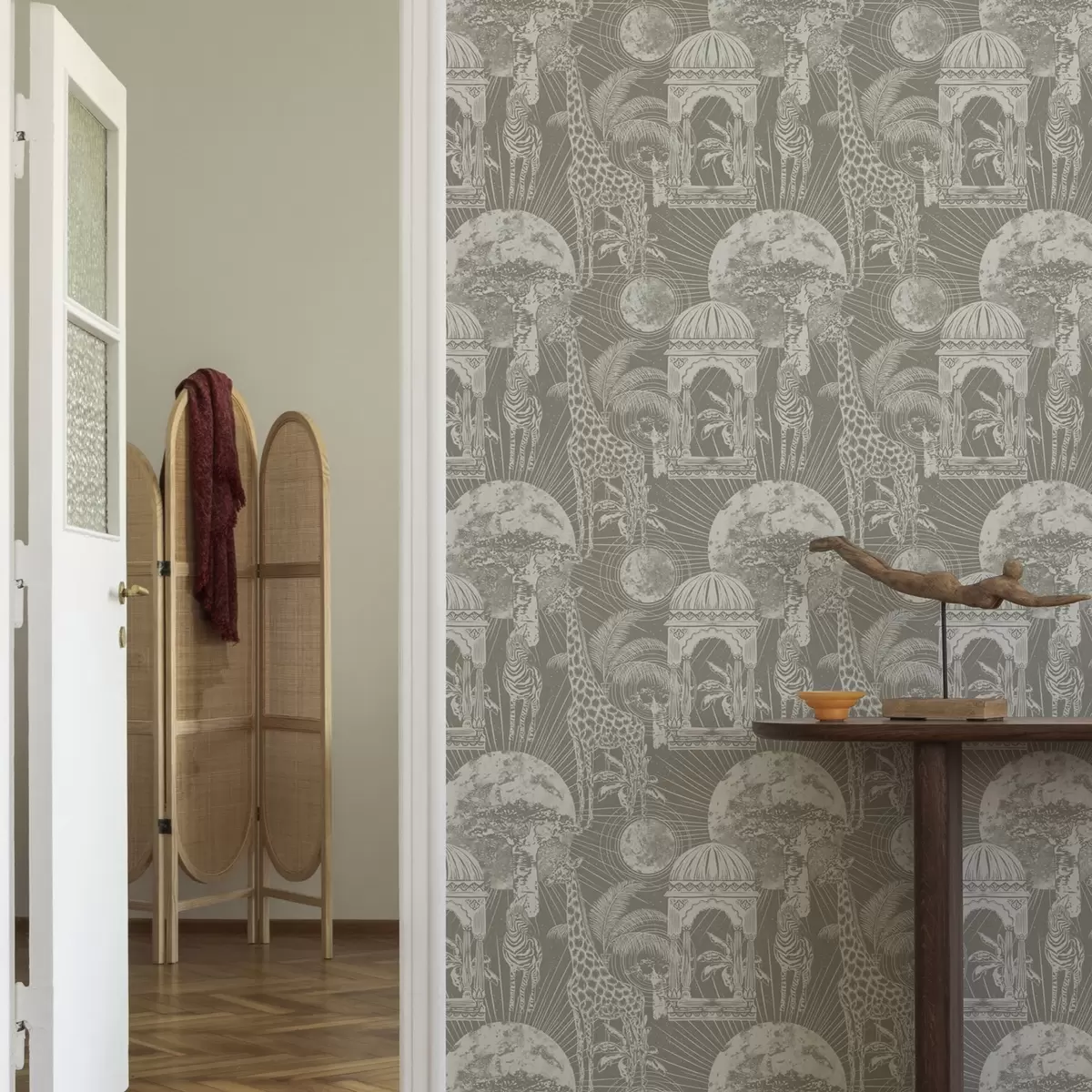 Carta da parati Giraffa e zebra sullo sfondo di architettura e alberi tropicali a00276