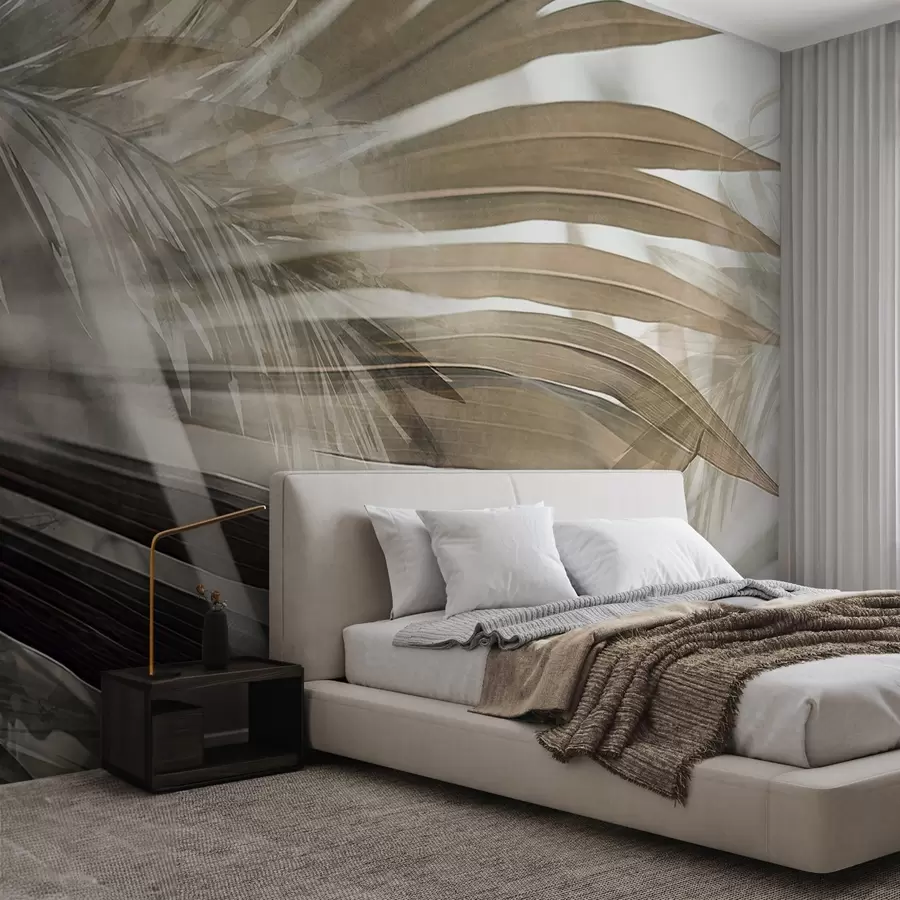 Carta da parati Tropici della Foresta Foglie di palma di colore marrone chiaro, che si sovrappongono e creano un effetto a strati, su uno sfondo morbido e neutro n. w09256