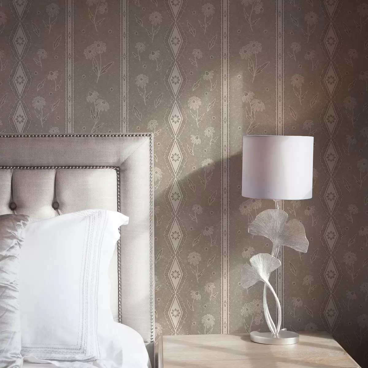 Carta da parati Strisce con margherite e pizzo su sfondo grigio-beige a00295