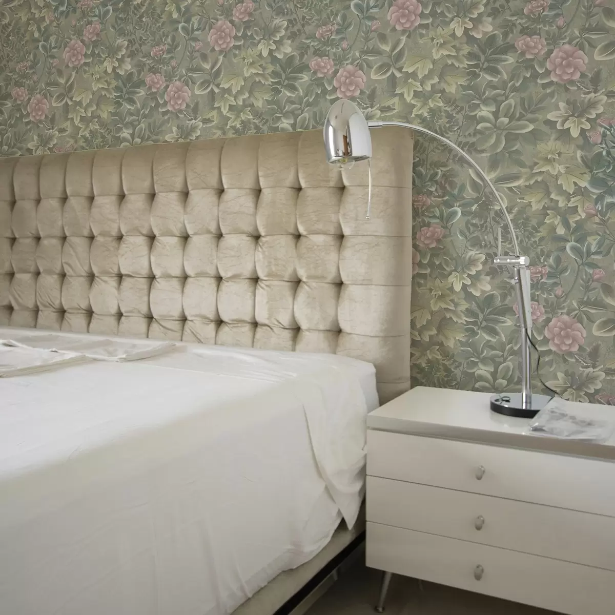 Carta da parati Fiori e foglie rosa su sfondo verde pastello a00306