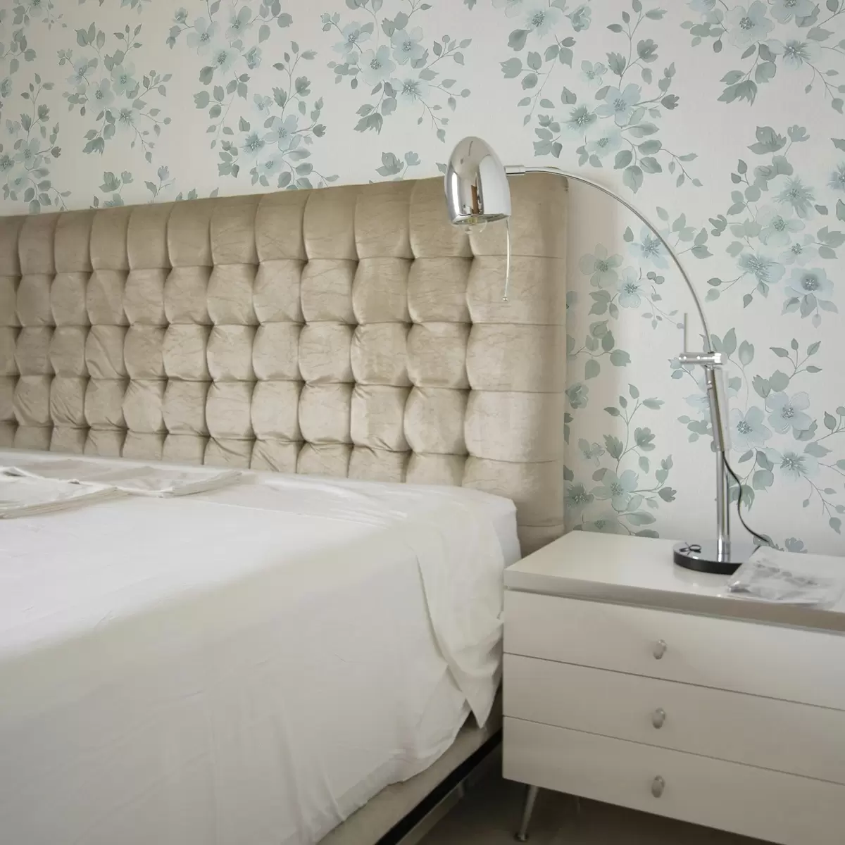 Carta da parati Fiori blu pallido su sfondo bianco, stile acquerello a00364