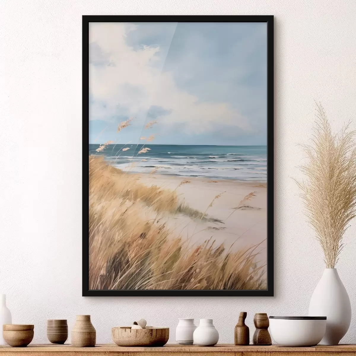 Poster Una spiaggia sabbiosa con erba alta in primo piano, l'oceano con le onde e un cielo nuvoloso sullo sfondo f45174
