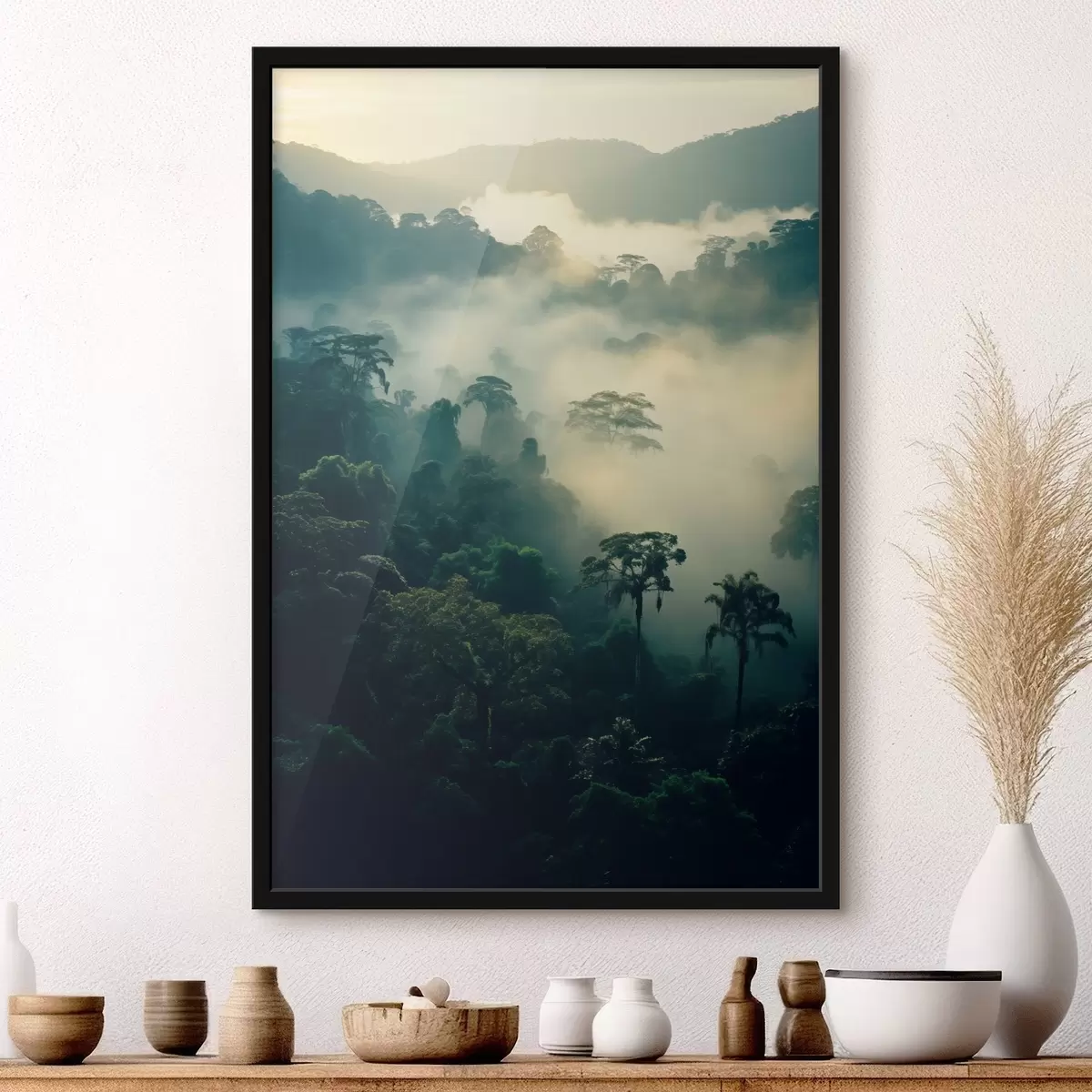 Poster Foresta pluviale tropicale con alberi verdi e uno spesso strato di nebbia che crea un ambiente suggestivo f45190