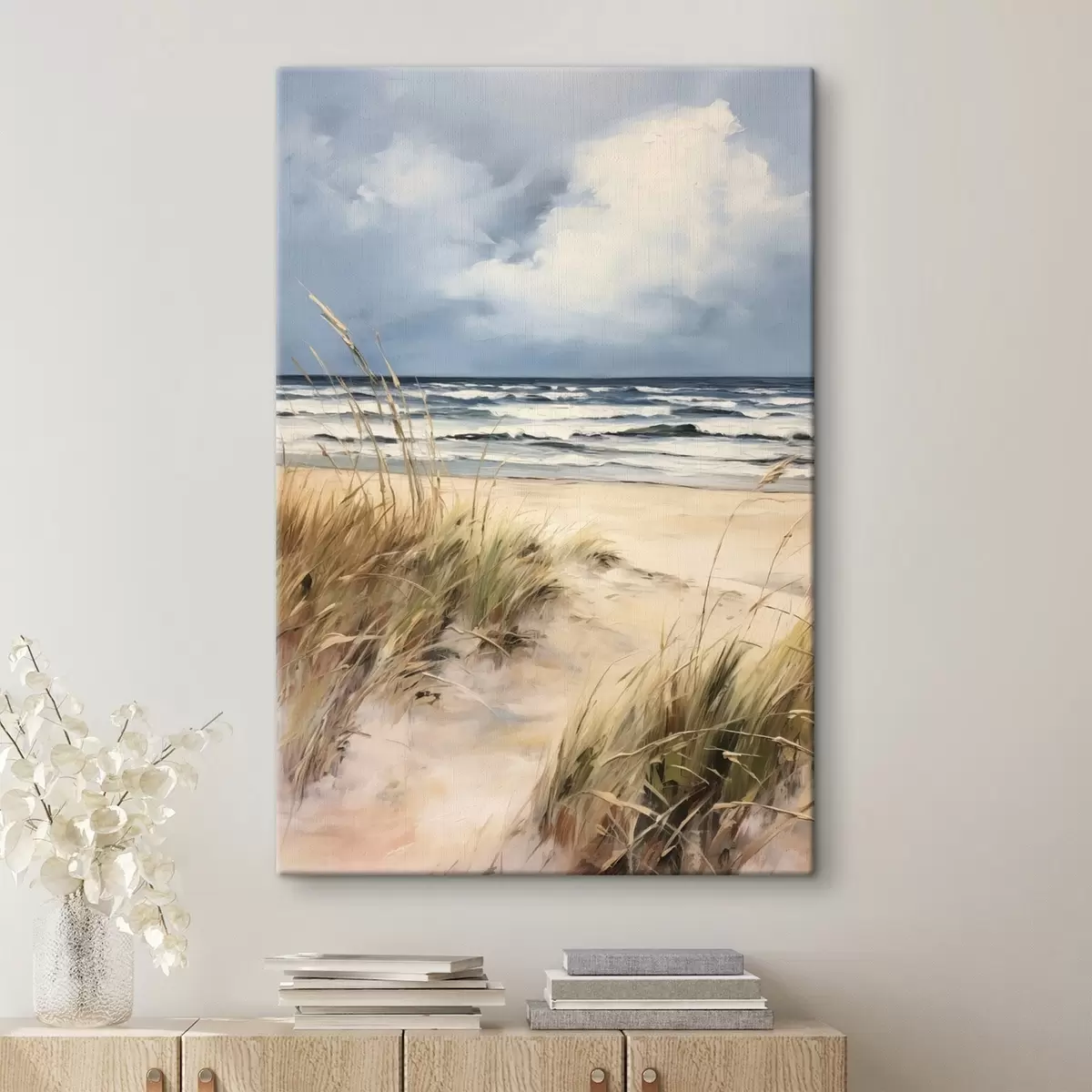 carta da parati Una spiaggia sabbiosa con erba alta in primo piano, l'oceano con le onde e un cielo nuvoloso sullo sfondo nr. s45173