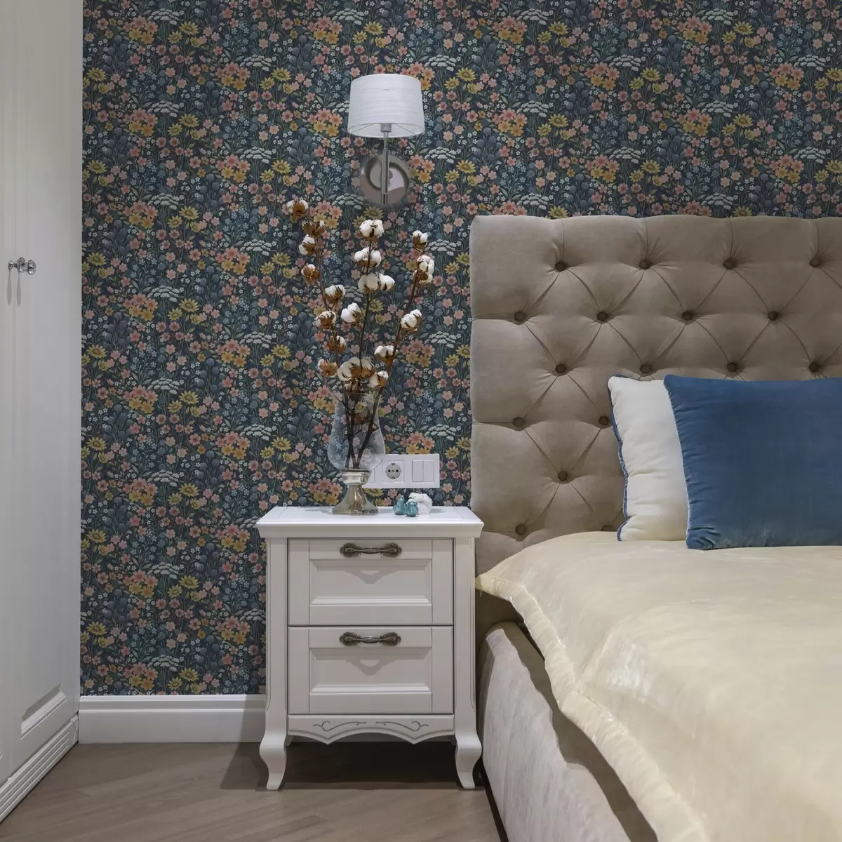 Carta da parati Fiori di prato colorati ad acquerello su blu navy a00381