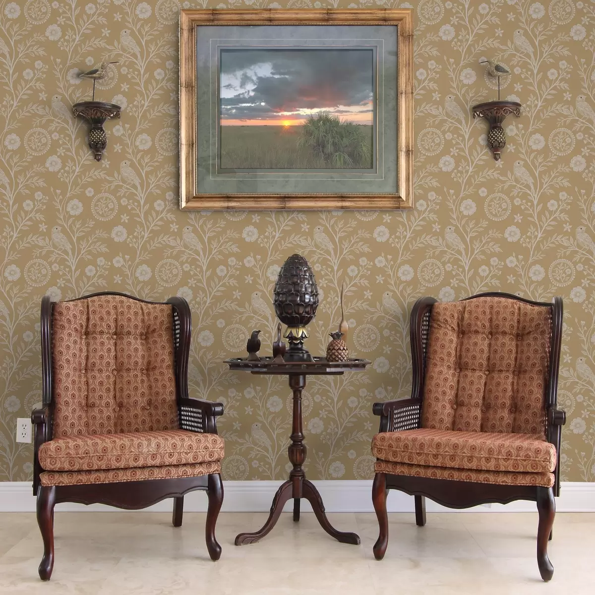 Carta da parati Delicato schizzo di un uccello e un fiore bianchi Uccello e fiore bianchi su sfondo ocra a00393