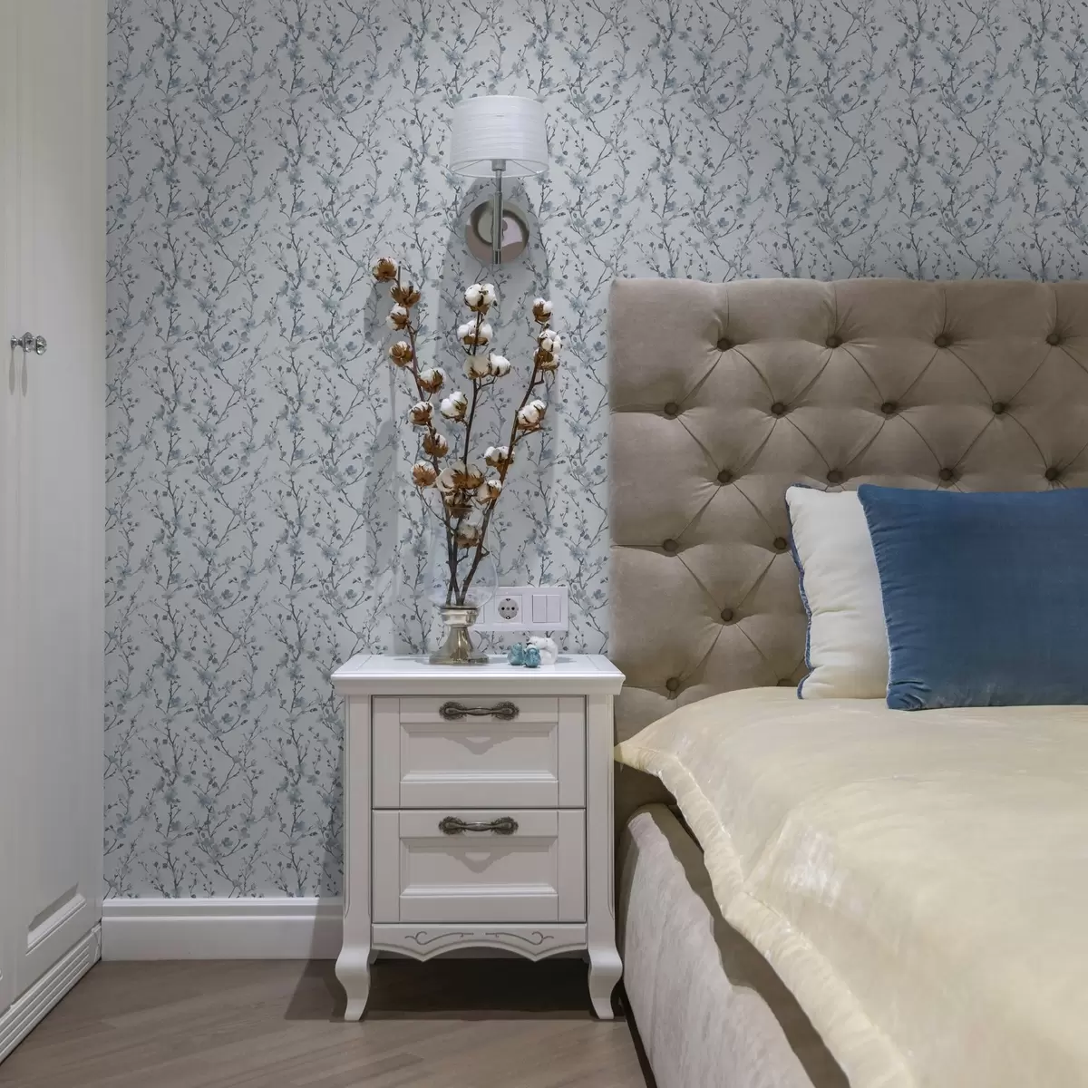 Carta da parati Fiori di ciliegio blu su sfondo bianco con contrasto morbido a00399