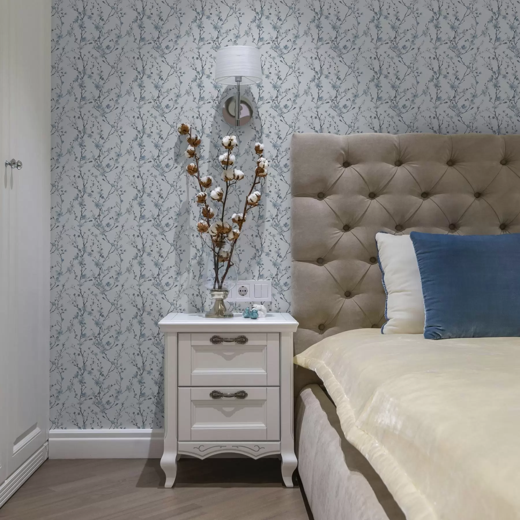 carta da parati Fiori di ciliegio blu su sfondo bianco con contrasto morbido nr. a00399