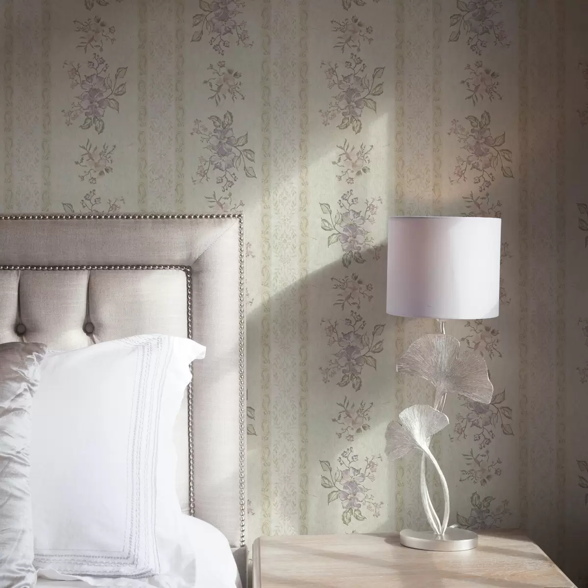 Carta da parati Fiori vintage su sfondo a righe con ornamento a00440