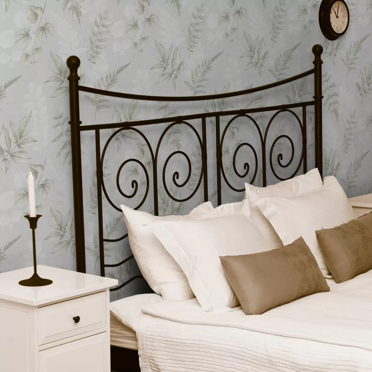 Carta da parati Foglie leggere acquerellate con effetto schizzo su sfondo grigio a00446