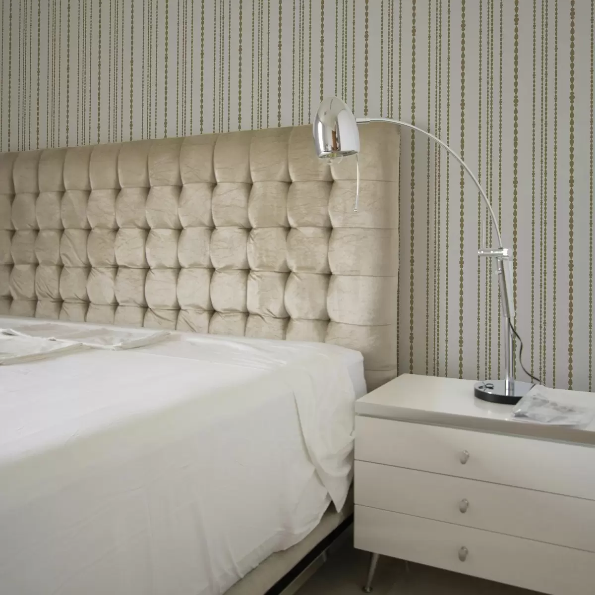 Carta da parati Motivo minimalista a forma di gocce gialle disposte in una striscia verticale a00448