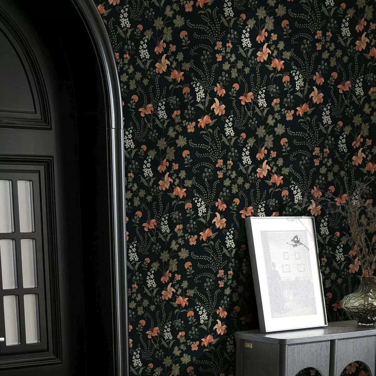 Carta da parati Gigli e piccoli fiori arancioni su sfondo nero a00463