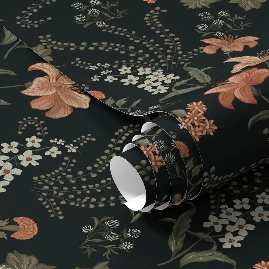 carta da parati Gigli e piccoli fiori arancioni su sfondo nero nr. a00463