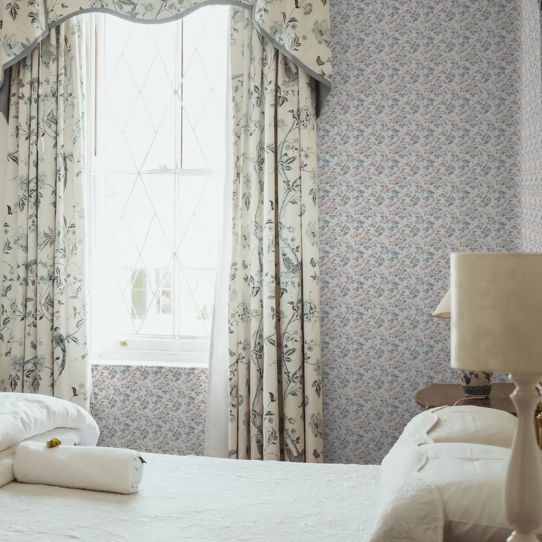 carta da parati Piccolo ornamento floreale nei toni del blu e del corallo nr. a00347