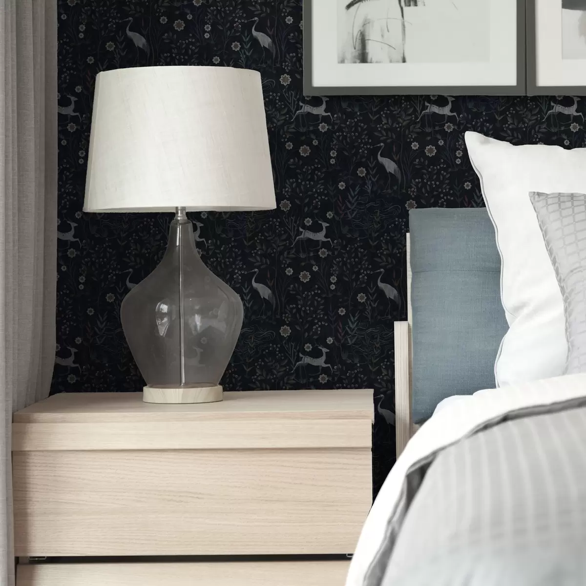 Carta da parati Sfondo scuro con uccelli e cervi bianchi a00363