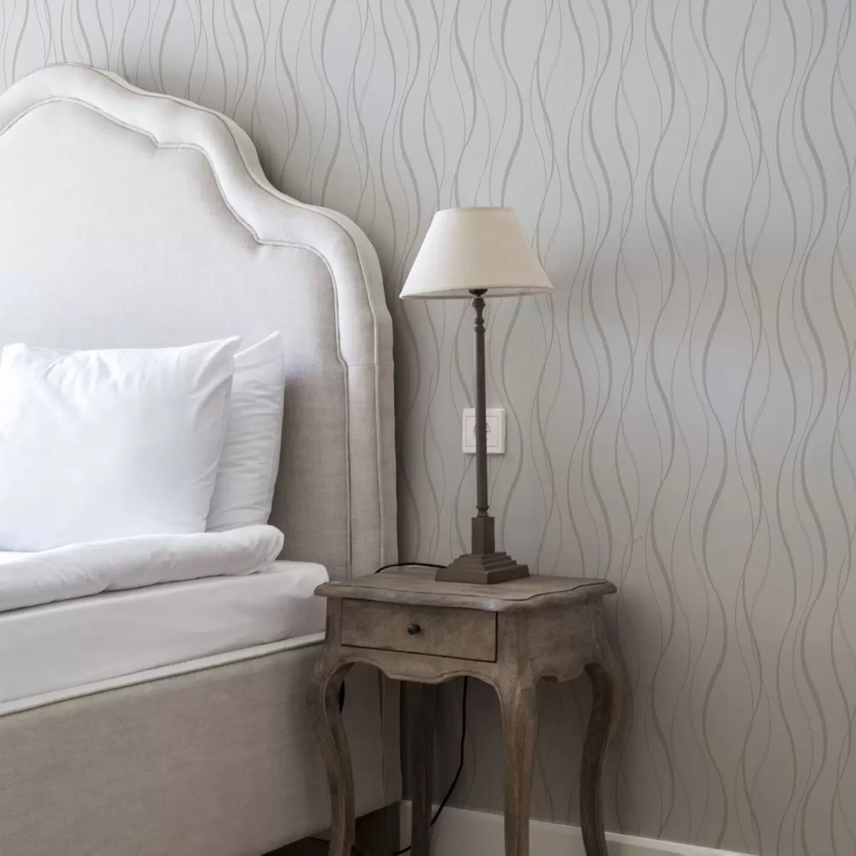 Carta da parati Linee astratte ondulate beige su sfondo bianco a00480