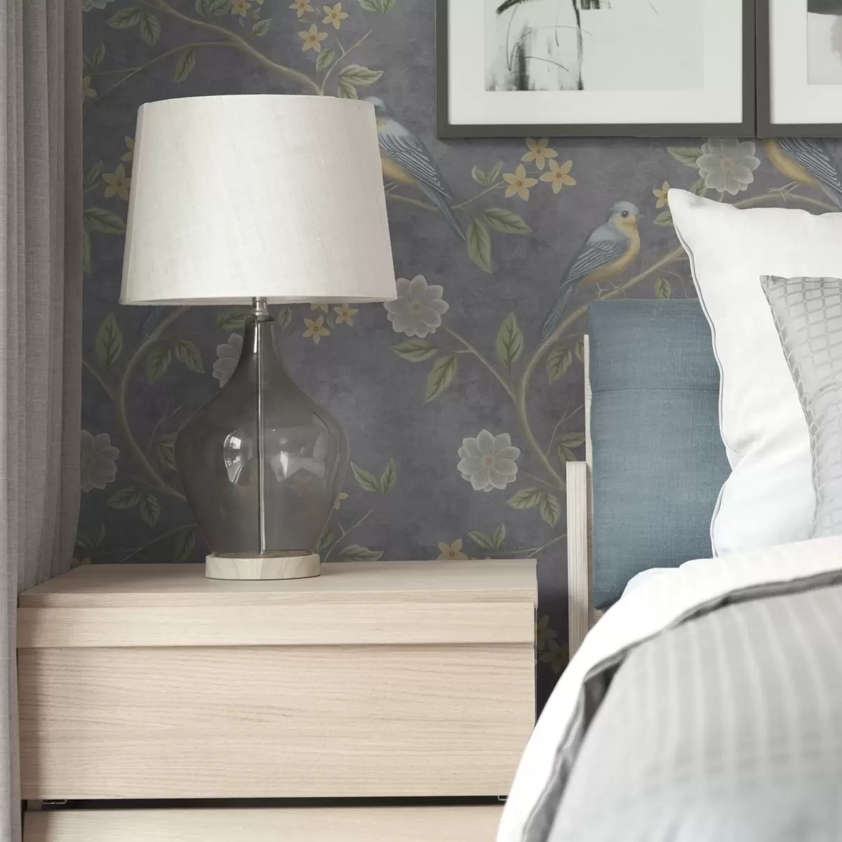 Carta da parati Uccelli su rami tra fiori su sfondo grigio a00483