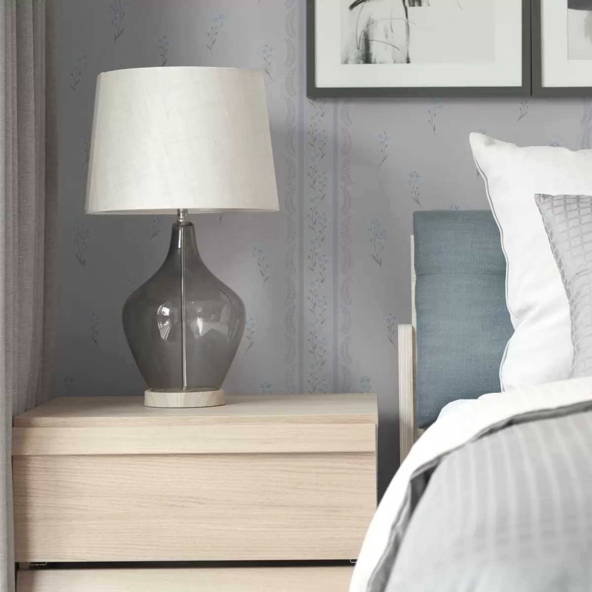 Carta da parati Sfondo bianco con fiori blu e striscia decorativa a00484v1