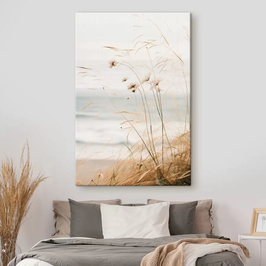 carta da parati Alcune erbe di cotone e altre erbe secche davanti a un mare sfocato, con una tavolozza di colori tenui e sfumati nr. s45562