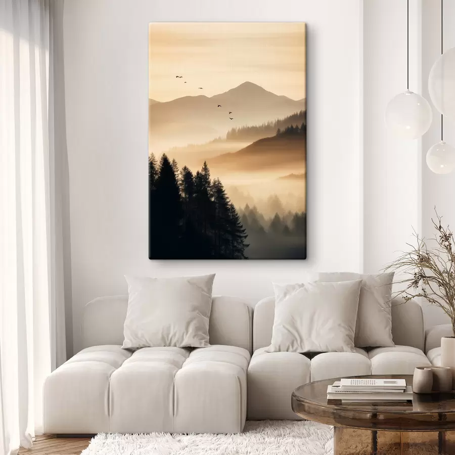 carta da parati Un paesaggio montano con una foresta e uccelli che volano nel cielo, il tutto coperto da uno spesso strato di nebbia durante l'alba nr. s45563