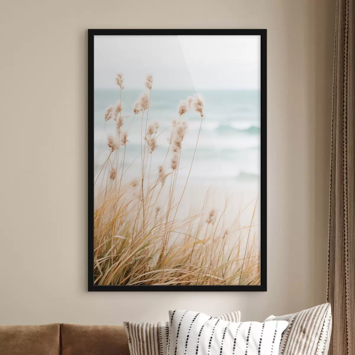 Poster Erba alta con teste di semi soffici, spiaggia sabbiosa e onde dell'oceano sullo sfondo, tavolozza di colori tenui e smorzati f45561