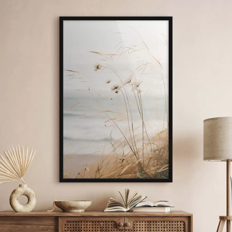 carta da parati Alcune erbe di cotone e altre erbe secche davanti a un mare sfocato, con una tavolozza di colori tenui e sfumati nr. f45562