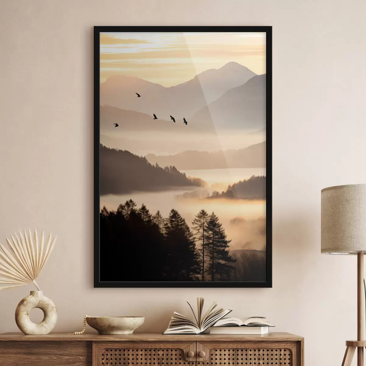 Poster Un paesaggio montano con una foresta e uccelli che volano nel cielo, il tutto coperto da uno spesso strato di nebbia durante l'alba f45564