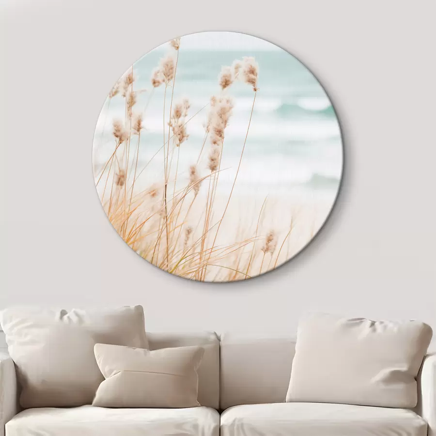 carta da parati Erba alta con teste di semi soffici, spiaggia sabbiosa e onde dell'oceano sullo sfondo, tavolozza di colori tenui e smorzati nr. r45561