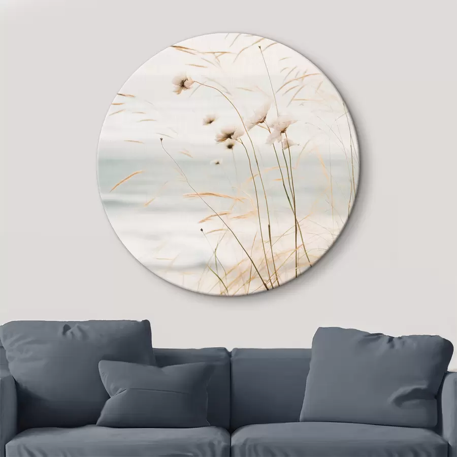 carta da parati Alcune erbe di cotone e altre erbe secche davanti a un mare sfocato, con una tavolozza di colori tenui e sfumati nr. r45562