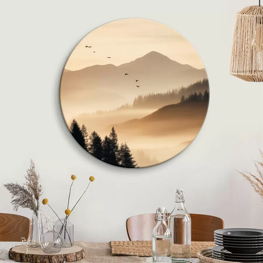 carta da parati Un paesaggio montano con una foresta e uccelli che volano nel cielo, il tutto coperto da uno spesso strato di nebbia durante l'alba nr. r45563