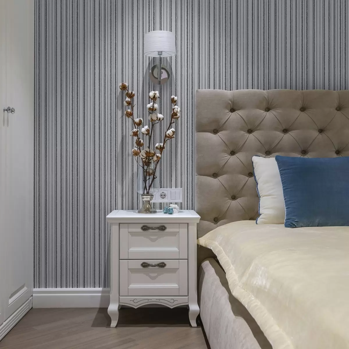 Carta da parati Strisce verticali grigie su sfondo bianco a00507