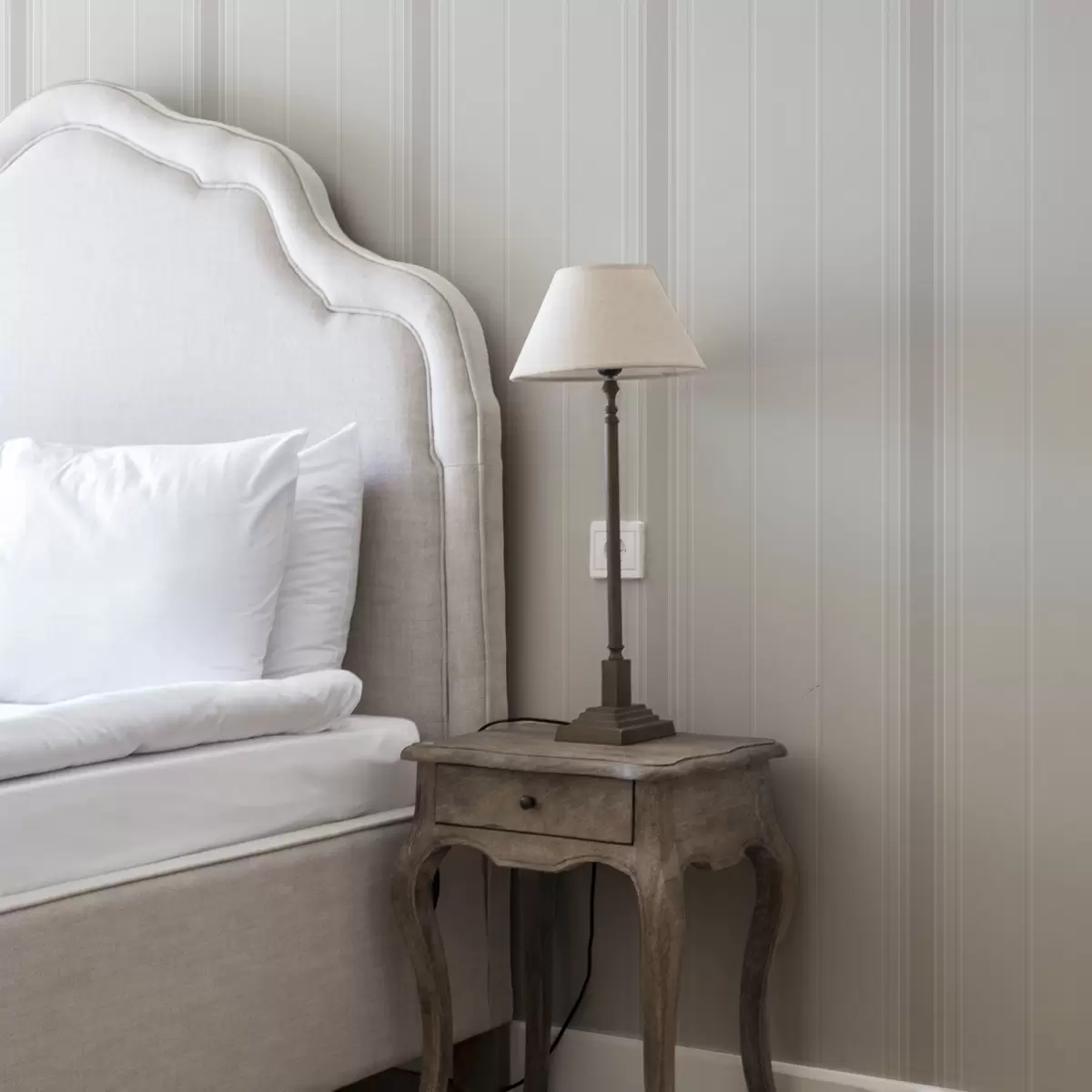 Carta da parati Strisce color beige chiaro con accenti larghi a00518