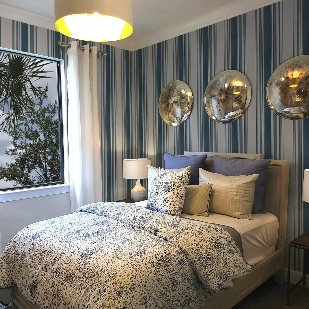 Carta da parati Strisce blu con spazi bianchi a00525