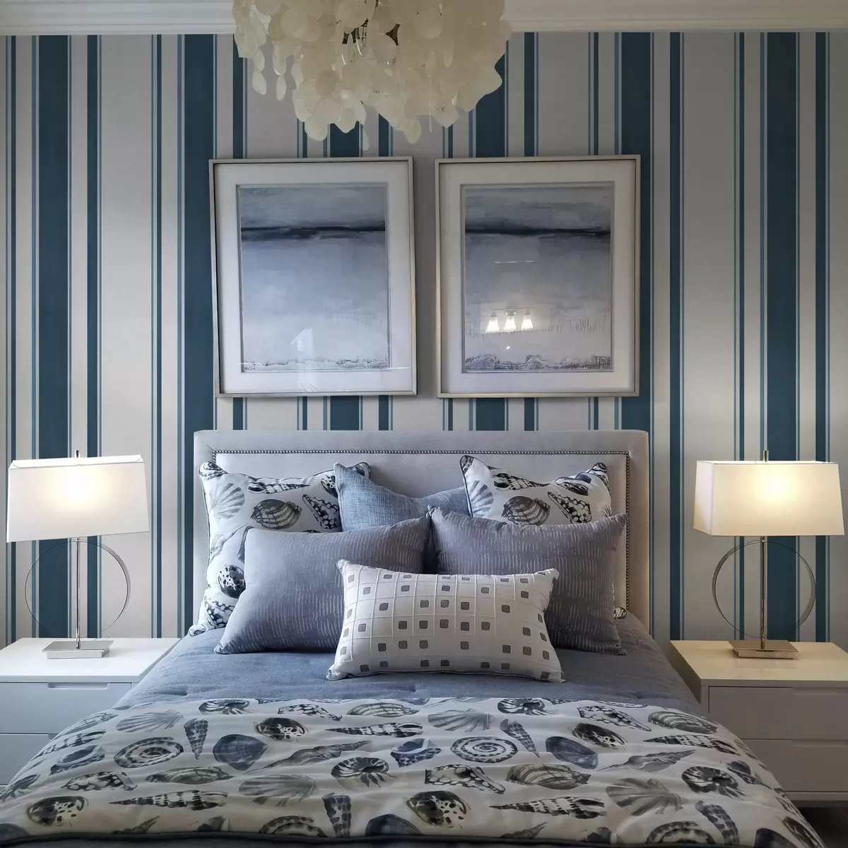 Carta da parati Strisce verticali blu e turchesi su sfondo chiaro a00528