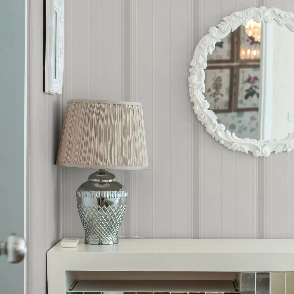 Carta da parati Sfondo beige con strisce sottili e medie grigio-bianche a00559