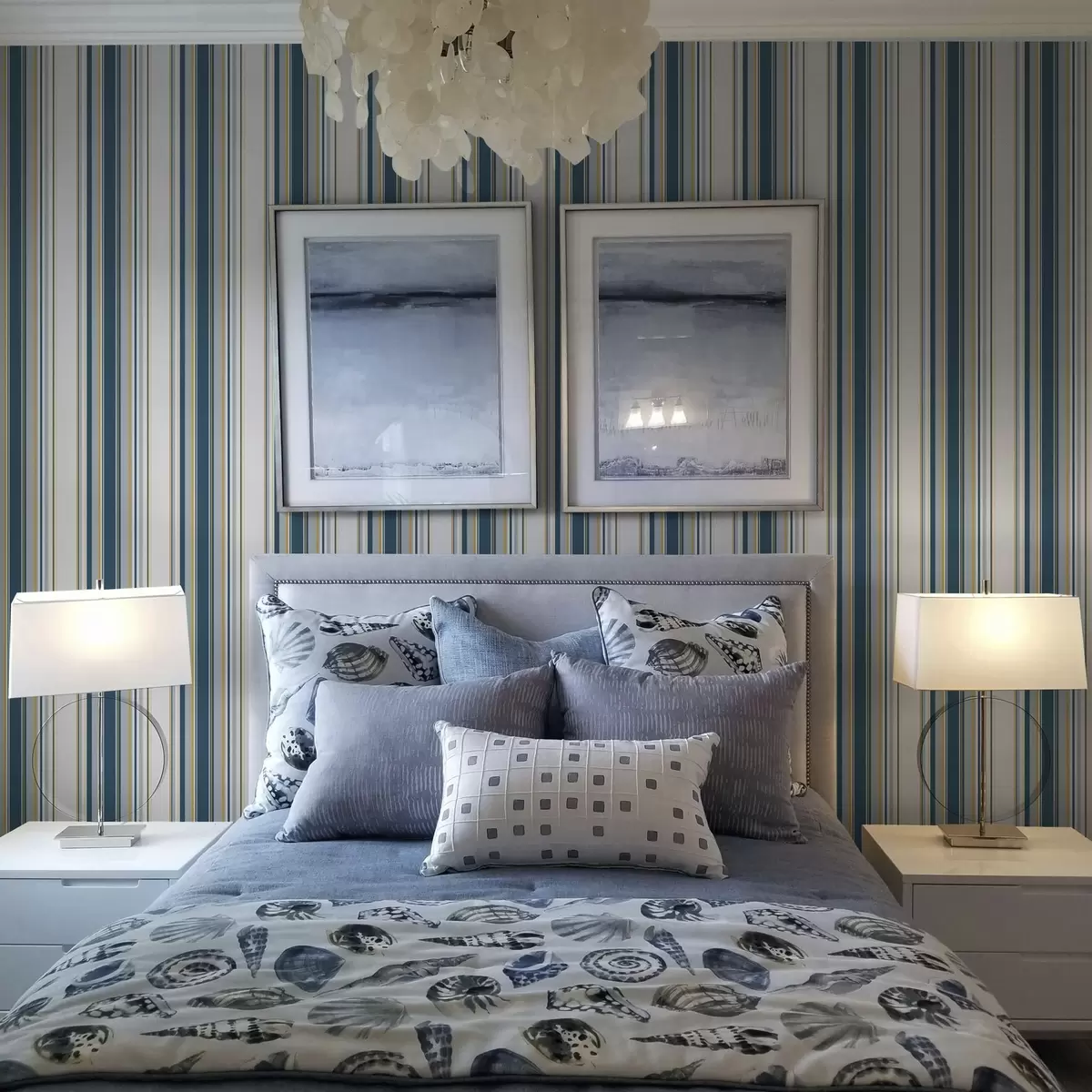 Carta da parati Strisce blu e gialle a contrasto su sfondo bianco a00566