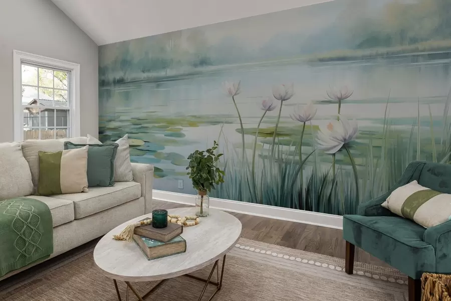 Carta da parati nature Paesaggio con un lago, ninfee e foglie di ninfea, alberi sullo sfondo, in un ambiente tranquillo, tonalità di azzurro e verde 