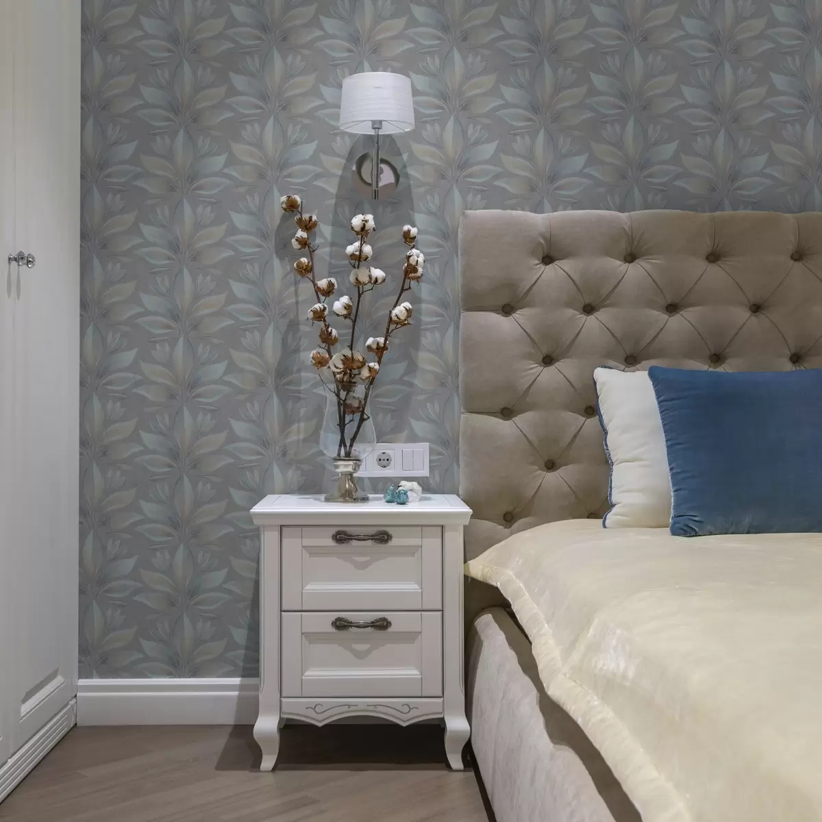 Carta da parati Grandi foglie stilizzate in una palette blu-sabbia su sfondo grigio a00601