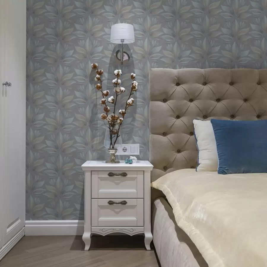 carta da parati Grandi foglie stilizzate in una palette blu-sabbia su sfondo grigio nr. a00601