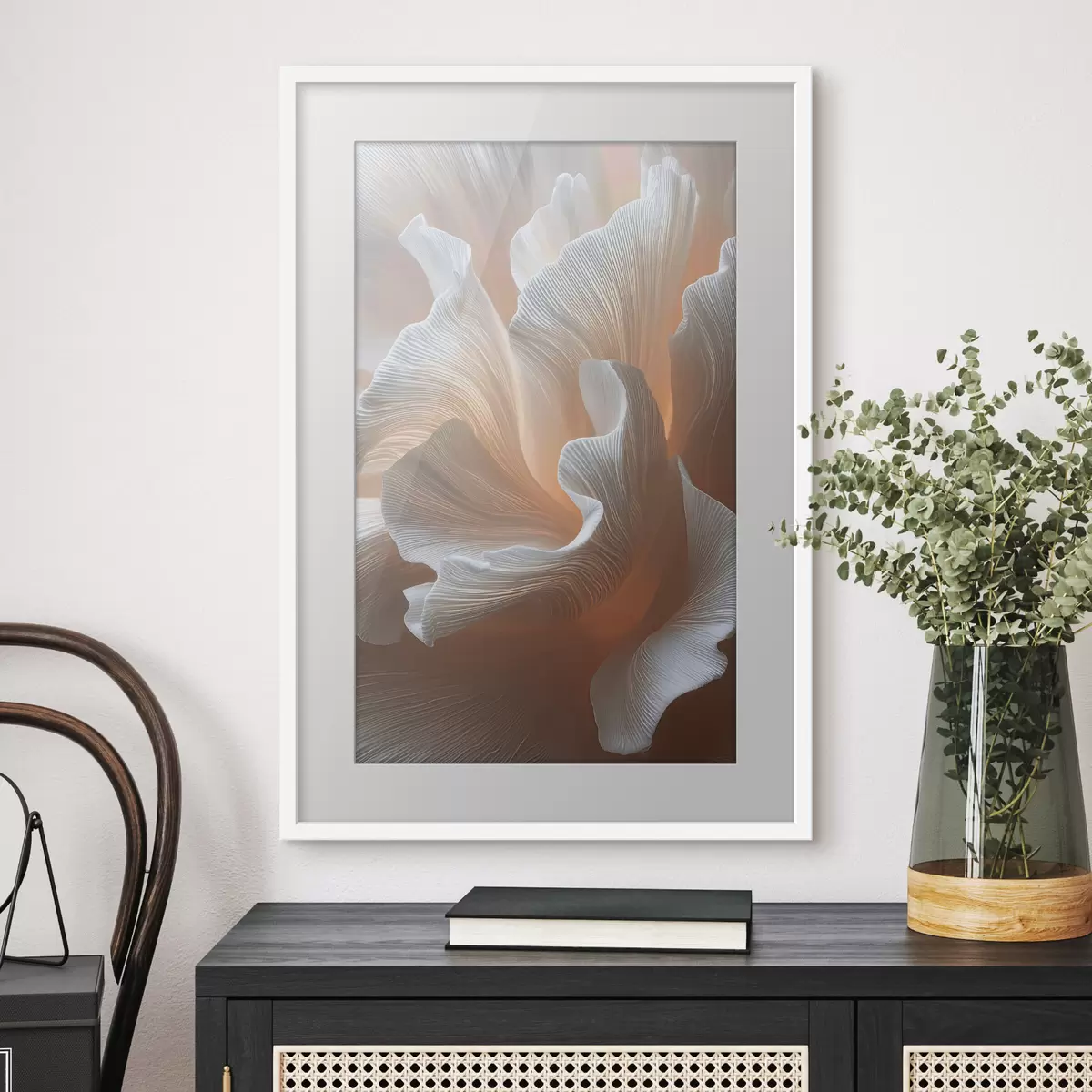 Poster Petali bianchi e vaporosi con un caldo bagliore color pesca f45909