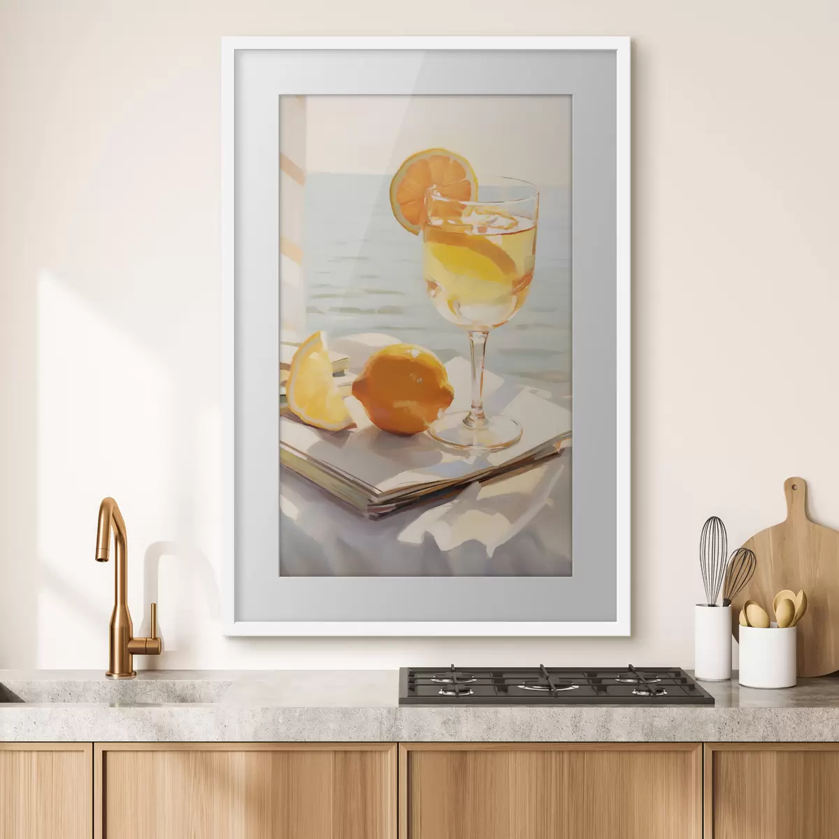 Poster Un cocktail in un bicchiere vicino alla finestra f46064