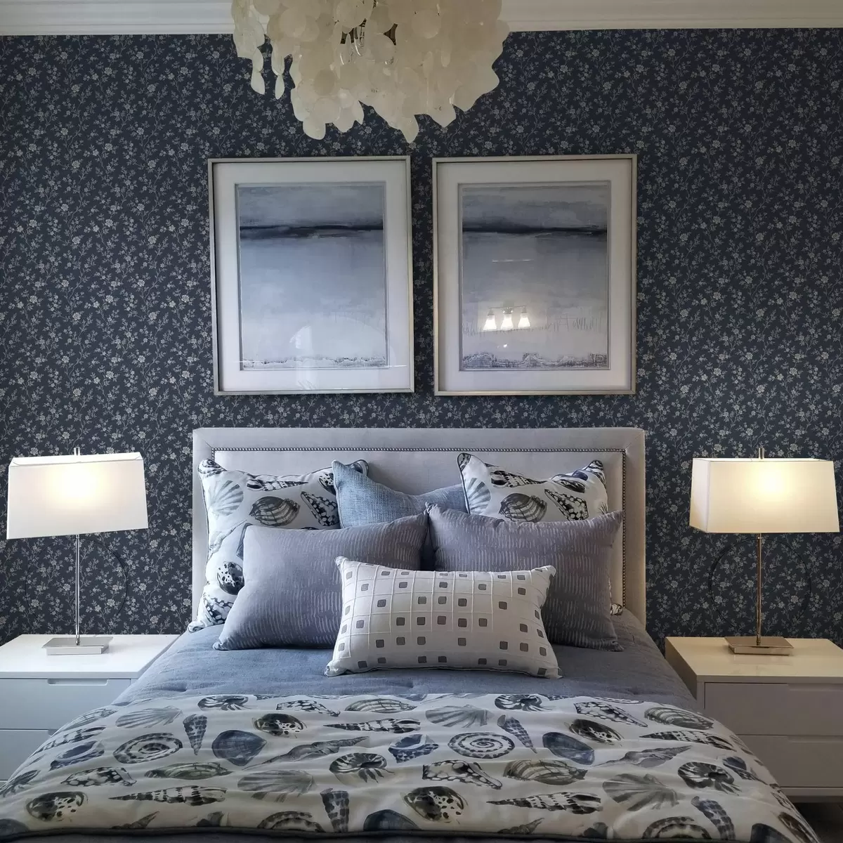 Carta da parati Sfondo blu scuro con sottili rami e fiori beige a00612