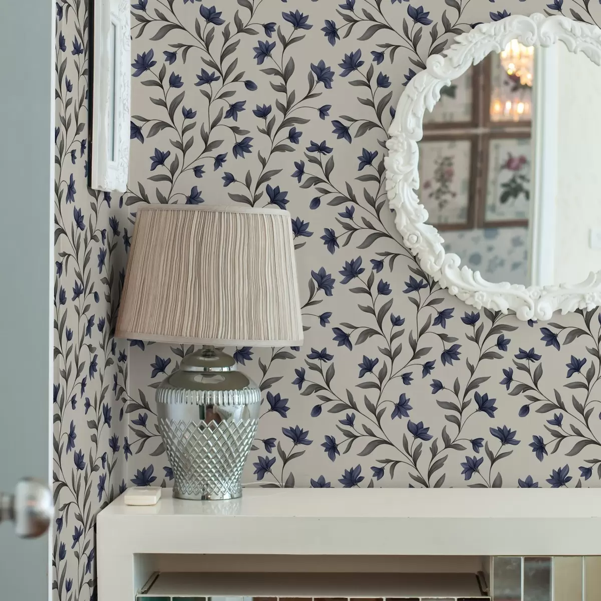 Carta da parati Campanule e vegetazione grigio-verde su sfondo chiaro a00622v1