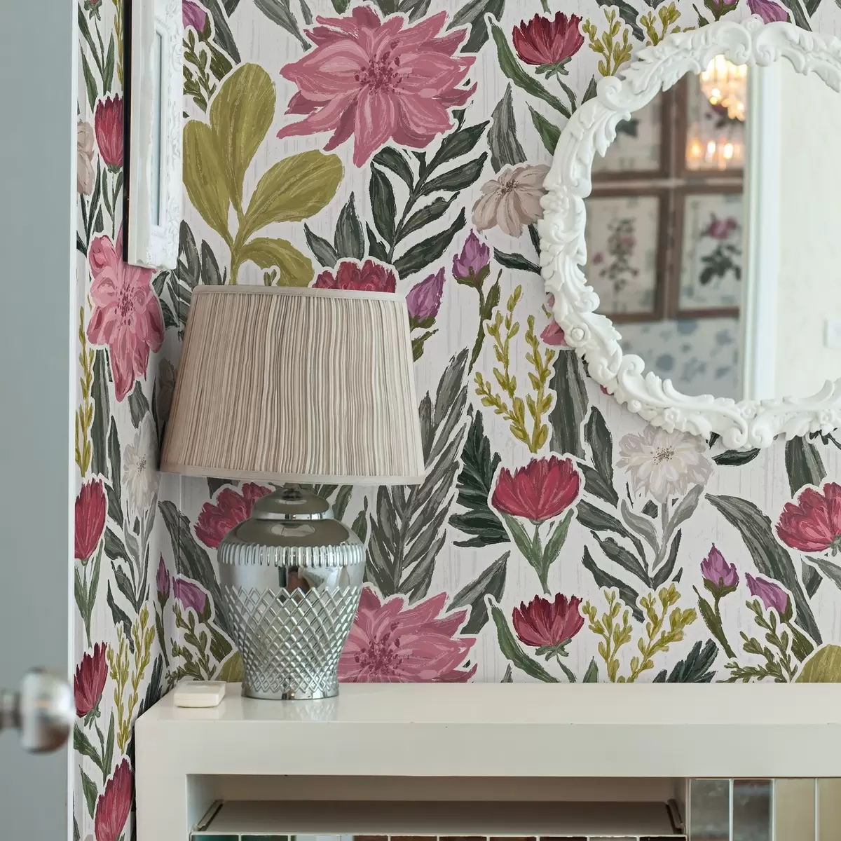 Carta da parati Fiori rosa intenso e crema su sfondo bianco, texture impastata a00629v1