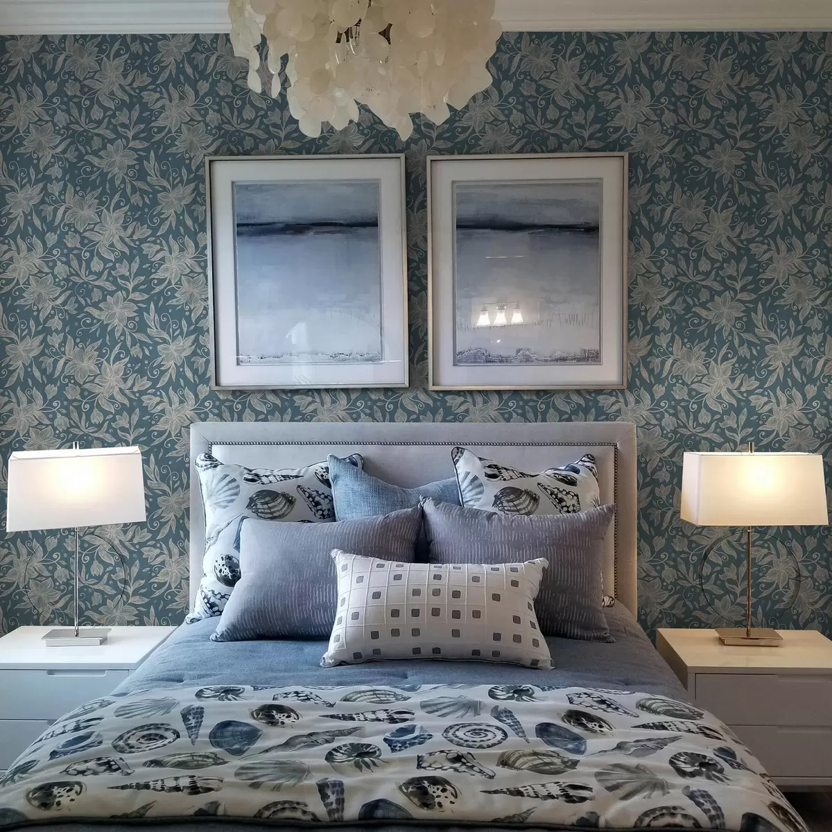 Carta da parati Fiori lineari color crema su sfondo blu, delicati riccioli a00630