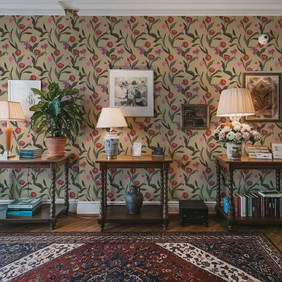 carta da parati Fiori rosa-rossi su sfondo beige, texture disegnata a mano nr. a00631